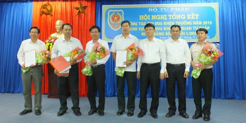 Thứ trưởng Lê Thành Long trao Quyết định khen thưởng cho Trưởng, Phó Khu vực Đồng bằng sông Cửu Long năm 2016