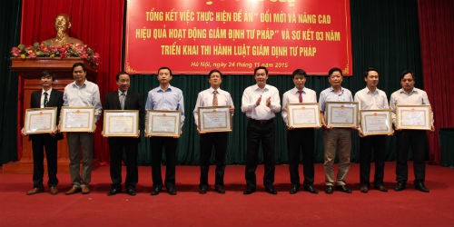 Phó Chủ tịch UBND TP Hà Nội Lê Hồng Sơn trao Bằng khen cho các tập thể, cá nhân có thành tích trong công tác giám định tư pháp