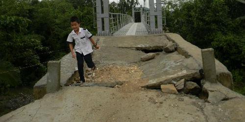 Cầu treo dân sinh thôn 2 vừa đưa vào sử dụng hơn mười ngày đã hư hỏng nặng nề
