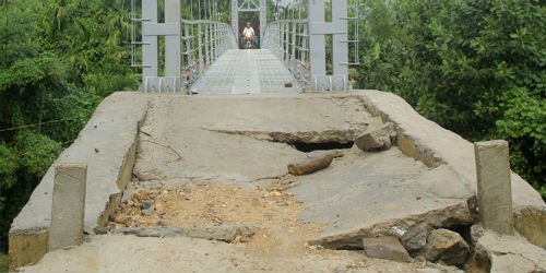 Theo Tổng cục Đường bộ Việt Nam, việc đắp đất trong lòng mố chưa đạt yêu cầu gây lún nứt đường đầu cầu