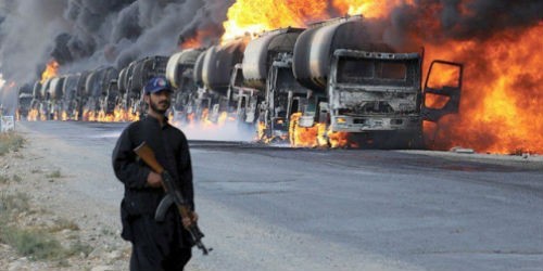Hình ảnh một đoàn xe bồn chở dầu bị oanh kích