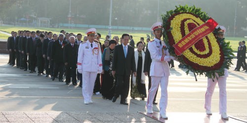 Lãnh đạo Đảng, Nhà nước và 1.800 đại biểu vào lăng viếng Chủ tịch Hồ Chí Minh