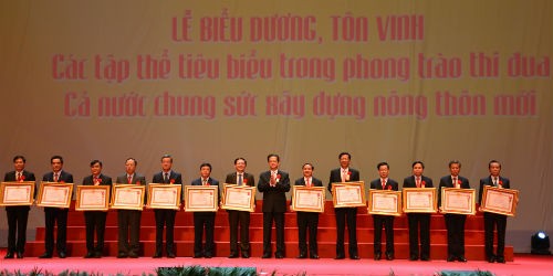 Thủ tướng Chính phủ Nguyễn Tấn Dũng đã trao Huân chương Lao động hạng Nhất và thưởng công trình trị giá 30 tỷ đồng cho 13 địa phương