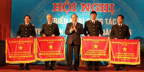 Phó Thủ tướng Nguyễn Xuân Phúc trao tặng Cờ thi đua của Chính phủ cho 4 đơn vị: Tổng cục THADS, các Cục THADS: Bình Định, Lào Cai, Nam Định