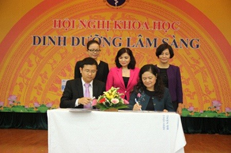 BS. Mai Thanh Việt, Giám đốc Marketing ngành hàng sữa bột, đại diện Vinamilk ký kết hợp tác chiến lược với Viện dinh dưỡng Quốc gia