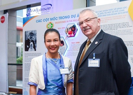 Bà Gift Samabhandhu và ông Michael Michalak, nguyên Đại sứ, Phó Chủ tịch cấp cao Hội đồng Kinh doanh Hoa Kỳ - ASEAN tại Triển lãm các hoạt động CSR tiêu biểu của các công ty Hoa Kỳ tại Việt Nam