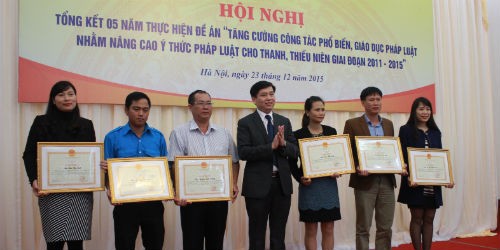 Ông Nguyễn Hải Long trao bằng khen cho các cá nhân có thành tích xuất sắc