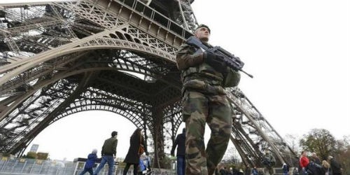 Binh sĩ Pháp tuần tra tại khu vực tháp Eiffel sau các vụ khủng bố