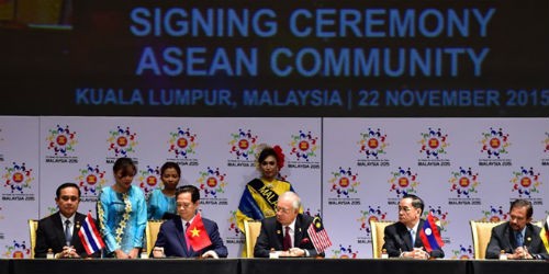 Các nhà lãnh đạo ASEAN ký Tuyên bố Kuala Lumpur về việc hình thành Cộng đồng ASEAN 2015 ngày 22/11