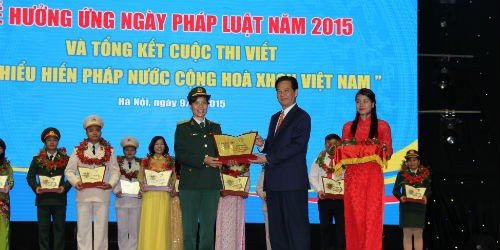 Thủ tướng Nguyễn Tấn Dũng trao giải Nhất Cuộc thi “Tìm hiểu Hiến pháp 2014”