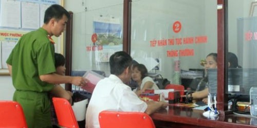 Người dân nộp hồ sơ tại bộ phận một cửa phường Phú Diễn, Hà Nội