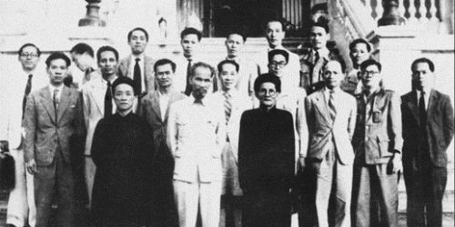 Chính phủ Việt Nam Dân chủ Cộng hòa năm 1946, cụ Nguyễn Văn Tố đứng bên phải Chủ tịch Hồ Chí Minh