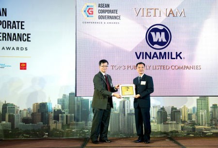 Ông Nguyễn Trung – Giám Đốc Hoạch định Chiến lược Vinamilk đại diện công ty nhận giải thưởng công ty có điểm Quản trị tốt nhất Việt Nam trong lễ trao giải Quản trị công ty khu vực Asean tại Manila, Philippines