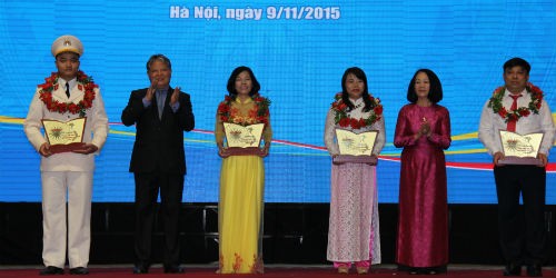 Bộ trưởng Hà Hùng Cường và Chủ nhiệm Ủy ban Các vấn đề xã hội của Quốc hội Trương Thị Mai trao giải cho các cá nhân đạt giải Nhất