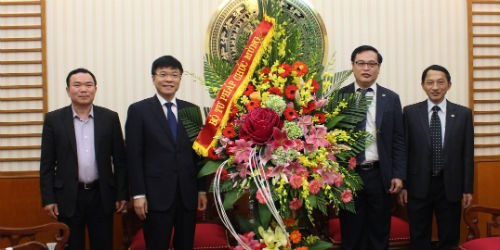 Thứ trưởng Lê Thành Long (thứ hai từ trái sang) tặng hoa chúc mừng Cổng Thông tin điện tử Chính phủ