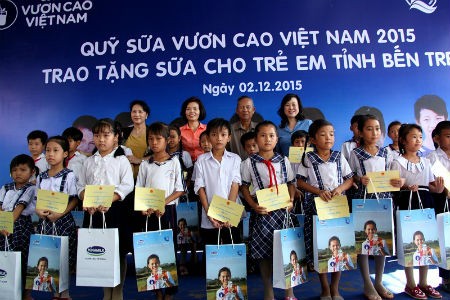 Trao tặng 36.030 ly sữa Vinamilk cho các em học sinh tỉnh Bến Tre