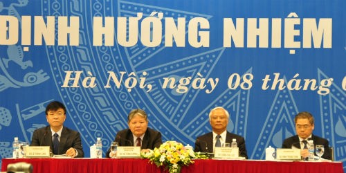 Phó Chủ tịch Quốc hội Uông Chu Lưu, Bộ trưởng Hà Hùng Cường cùng các Thứ trưởng Đinh Trung Tụng, Lê Thành Long tại hội nghị trực tuyến