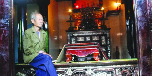 Ông Nguyễn Màng ung dung ngồi trong căn nhà rường cổ của mình