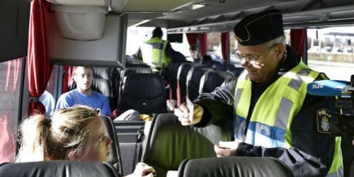 Cảnh sát kiểm tra hộ chiếu của hành khách trên xe buýt tại  Lernacken, phía cầu liên hầm Oresund ở Thụy Điển. (Ảnh: REUTERS)