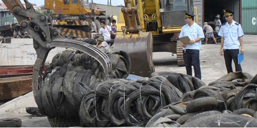 Hàng chục nghìn tấn lốp cũ đang tồn đọng tại các cảng biển, cửa khẩu. Việc quản lý nhập khẩu đang có lỗ hổng, nếu  không có giải pháp có thể dẫn đến nguy cơ tuồn rác thải nguy hại đến Việt Nam