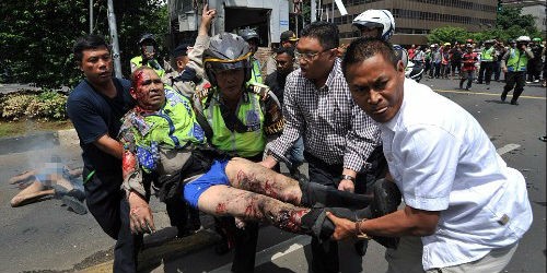 Hình ảnh kinh hoàng sau vụ khủng bố ở Indonesia
