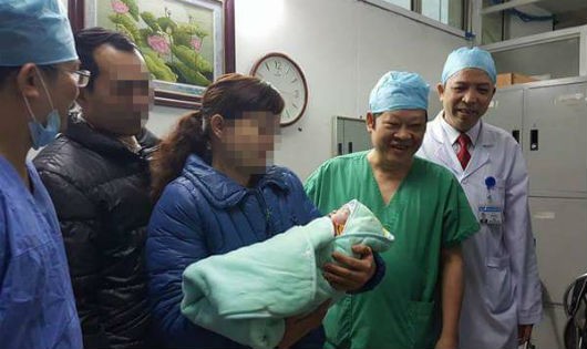 Thứ trưởng Nguyễn Viết Tiến chúc mừng hạnh phúc của cặp vợ chồng nhờ mang thai hộ