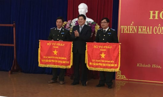 Phó Chủ tịch Nguyễn Duy Bắc tặng Cờ thi đua ngành Tư pháp cho Cục THADS tỉnh Khánh Hòa và Chi cục THADS huyện Vạn Ninh