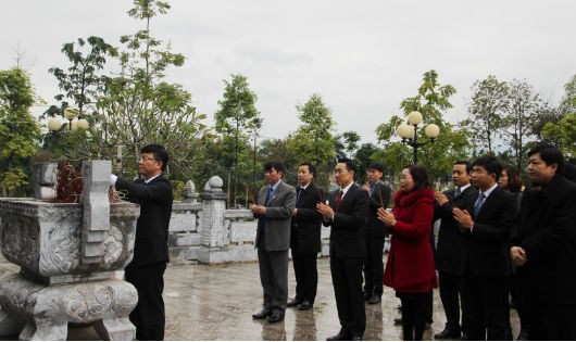 Thứ trưởng Lê Thành Long thay mặt Đoàn công tác Bộ Tư pháp dâng hương tại Đền thờ Chủ tịch Hồ Chí Minh