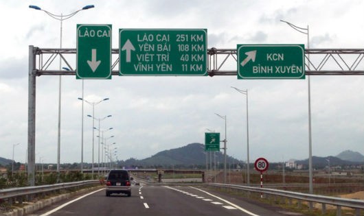 Cao tốc Nội Bài - Lào Cai thông xe từ tháng 9/2014 nhưng đến nay người dân vẫn kêu ca vì các công trình dân sinh kém chất lượng