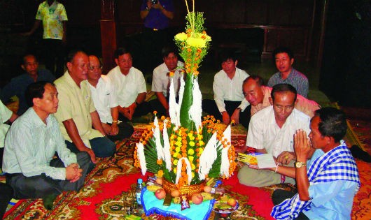 Đoàn công tác của Bộ Tư lệnh Bộ đội Biên phòng Việt Nam dự lễ buộc chỉ cổ tay với đồng bào các bộ tộc Lào