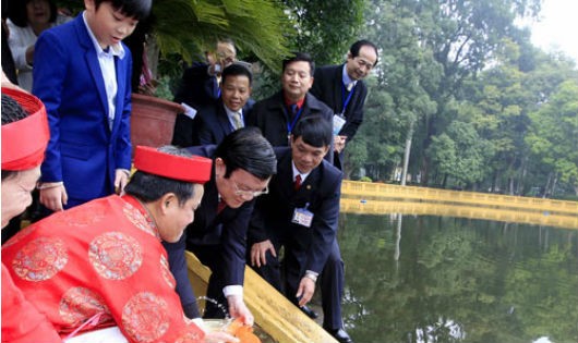 Chủ tịch nước Trương Tấn Sang cùng các kiều bào thả cá chép tại Ao cá Bác Hồ.