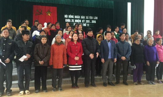 Bí thư kiêm Chủ tịch xã Yên Lâm, đoàn công tác AMD Group chụp ảnh kỷ niệm với đại diện các hộ nghèo xã Yên Lâm, huyện Yên Định, tỉnh Thanh Hóa tại lễ trao quà từ thiện ngày 3.2.2016