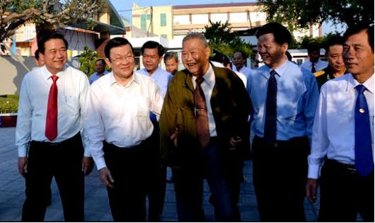Chủ tịch nước Trương Tấn Sang thăm, chúc Tết các cán bộ lão thành cách mạng tỉnh Long An, sáng 6/2. Ảnh: Báo Nhân dân.