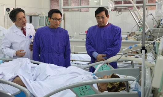 Phó Thủ tướng Vũ Đức Đam thăm một bệnh nhân đang điều trị tại Khoa Hồi sức-Cấp cứu, BV Việt Đức. 