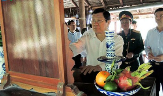 Chủ tịch nước Trương Tấn Sang thắp hương tưởng nhớ các vị lãnh đạo cách mạng tại Di tích Trung ương Cục Miền Nam