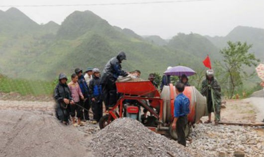Các Đoàn viên thanh niên Agribank tỉnh Hà Giang cùng nhân dân xã Tả Lủng ra quân xây dựng Nông thôn mới