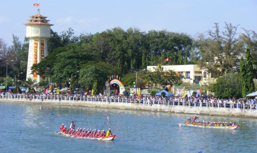 Phan Thiết: Tưng bừng lễ hội đua thuyền truyền thống 