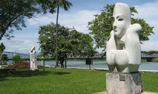 Vườn tượng với không gian xanh mát ven bờ Nam sông Hương.