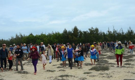 Hàng trăm người dân xã Tam Tiến kéo ra phản đối xây dựng bể chứa xử lý nuôi tôm công nghiệp