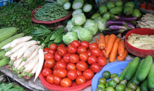 Giá rau xanh tại các chợ truyền thống đang đắt gấp đôi trong siêu thị