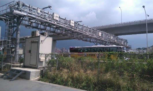 Ở Đài Loan, thiết bị thu phí tự động gắn trên giá long môn, phía dưới xe vẫn qua trạm với tốc độ cao