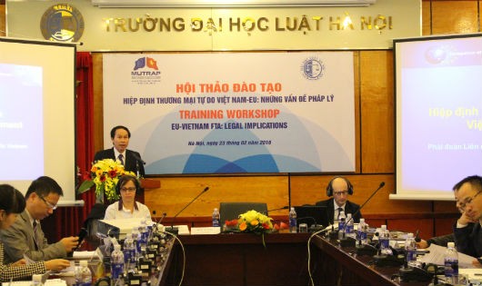 Hiệu trưởng Đại học Luật Hà Nội Lê Tiến Châu phát biểu tại hội thảo