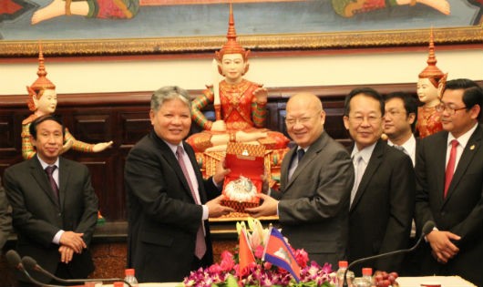Bộ trưởng Hà Hùng Cường và Bộ trưởng  Ăng Vong Vathana tặng quà lưu niệm