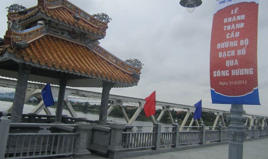 Cầu Bạch Hổ (Dã Viên) là 1 trong 3 cây cầu đang bắc qua sông Hương