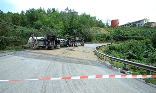 Chiếc xe chở gas bị lật nghiêng, cách kho xăng dầu quân đội chừng 50m. Ảnh: Nguyễn Đông