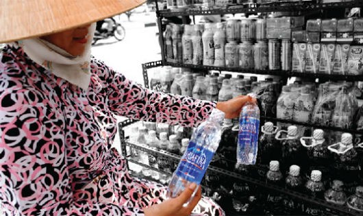 Người tiêu dùng trước “ma trận” nước uống đóng chai