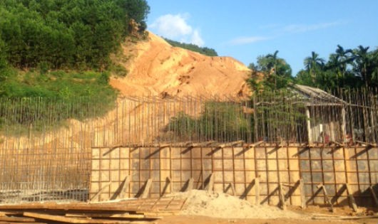 Một công trình đang được xây dựng trong Dự án đường cao tốc La Sơn – 
Túy Loan