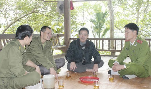 Bí thư chi bộ Lô Văn Chung trao đổi với công an huyện và xã về việc giúp đỡ các đối tượng nghiện tái hòa nhập
