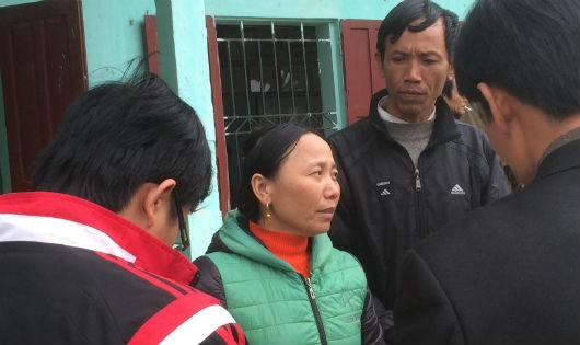 Bà Đặng Thị Quyên - Bí thư chi bộ thôn Bòng Sơn phản ánh sự việc với 
phóng viên