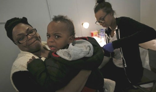 Một em bé ở Michigan, Mỹ bị nghi nhiễm độc chì. (Ảnh: Guardian)